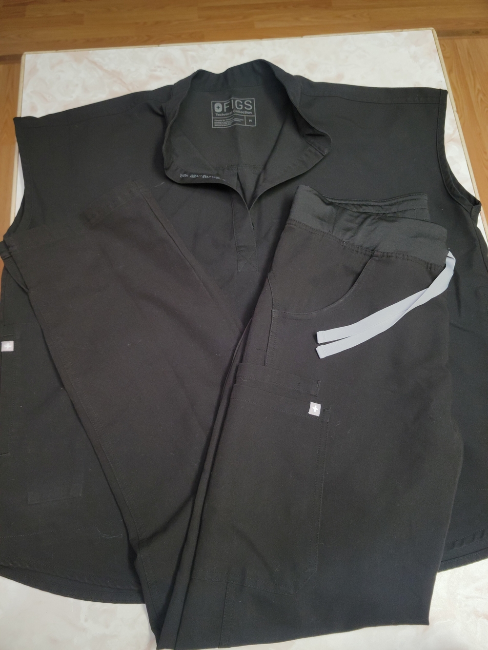 FIGS Black Scrub Set M Rafaela Top S Tall Kade Cargo Pants